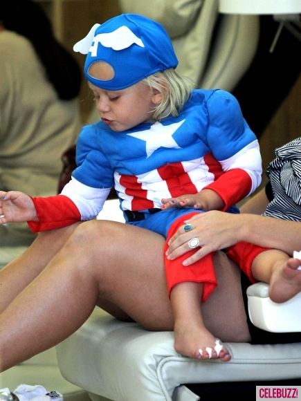 หนูน้อย Zuma Rossdale (ลูกชาย Gwen) ในชุดกัปตันอเมริกาเข้าร้านทำเล็บ!