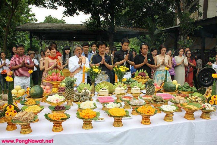 "พี่ป้อง ณวัฒน์"ในงานบวงสรวงละคร"ดอกโศก" ของ Exact