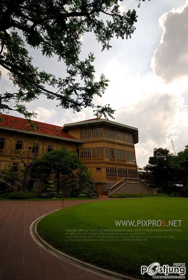 "พระที่นั่งวิมานเมฆ" พระที่นั่งไม้สักทองที่หลังใหญ่ที่สุดในโลก