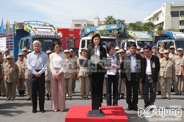 รวมภาพ นายกยิ่งลักษณ์ กับ แพนเค้ก ช่วยเหลือผู้ประสบภัยน้ำท่วม