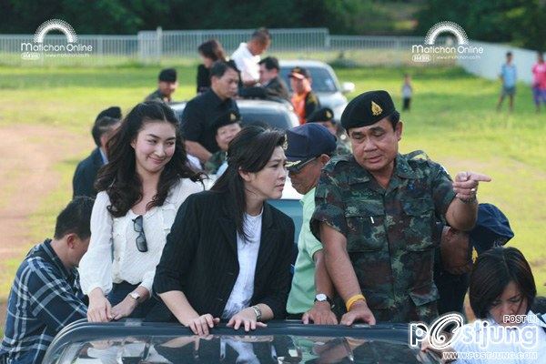 รวมภาพ นายกยิ่งลักษณ์ กับ แพนเค้ก ช่วยเหลือผู้ประสบภัยน้ำท่วม