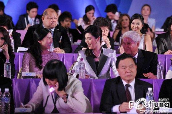 รวมภาพ นายกยิ่งลักษณ์ กับ แพนเค้ก ช่วยเหลือผู้ประสบภัยน้ำท่วม