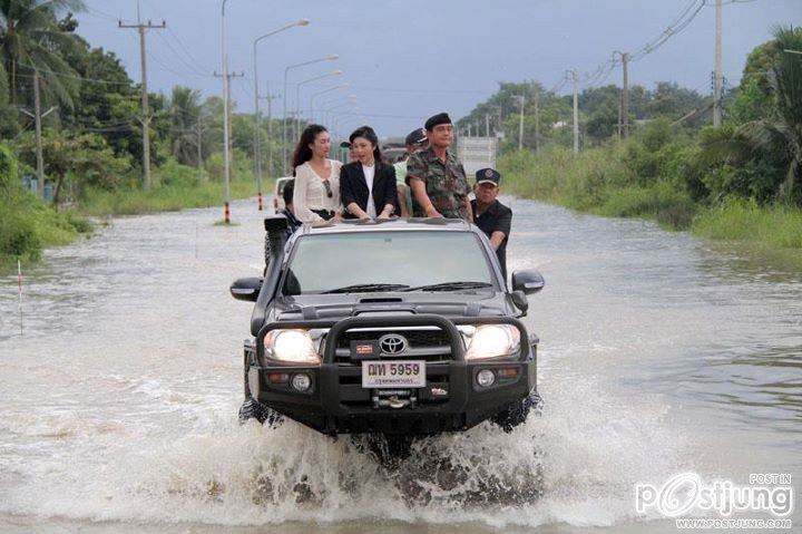รวมภาพ นายกยิ่งลักษณ์ กับ แพนเค้ก ช่วยเหลือผู้ประสบภัยน้ำท่วม