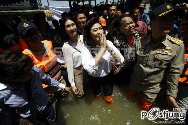 รวมภาพ นายกยิ่งลักษณ์ กับ แพนเค้ก ช่วยเหลือผู้ประสบภัยน้ำท่วม