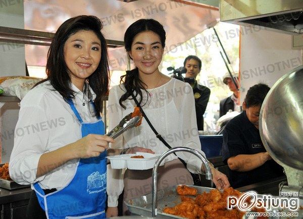 รวมภาพ นายกยิ่งลักษณ์ กับ แพนเค้ก ช่วยเหลือผู้ประสบภัยน้ำท่วม