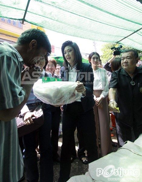 รวมภาพ นายกยิ่งลักษณ์ กับ แพนเค้ก ช่วยเหลือผู้ประสบภัยน้ำท่วม