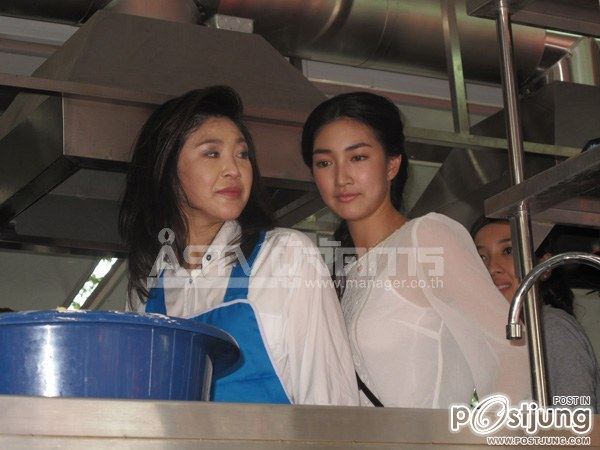 รวมภาพ นายกยิ่งลักษณ์ กับ แพนเค้ก ช่วยเหลือผู้ประสบภัยน้ำท่วม