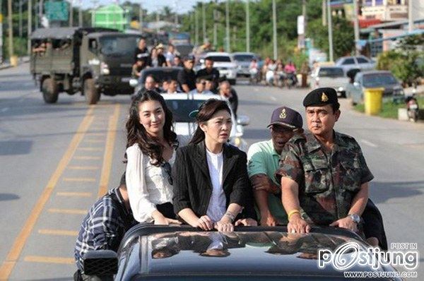 รวมภาพ นายกยิ่งลักษณ์ กับ แพนเค้ก ช่วยเหลือผู้ประสบภัยน้ำท่วม