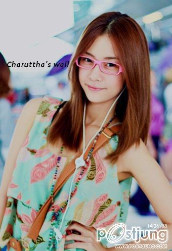 มาดูดาราใส่แว่นกันค่ะ