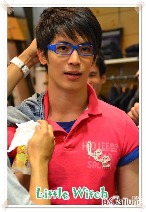 มาดูดาราใส่แว่นกันค่ะ