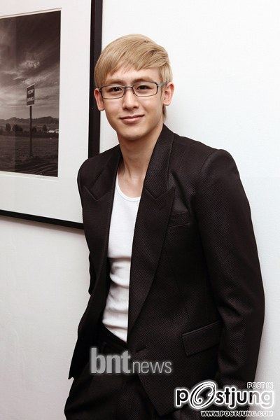 มาดูดาราใส่แว่นกันค่ะ