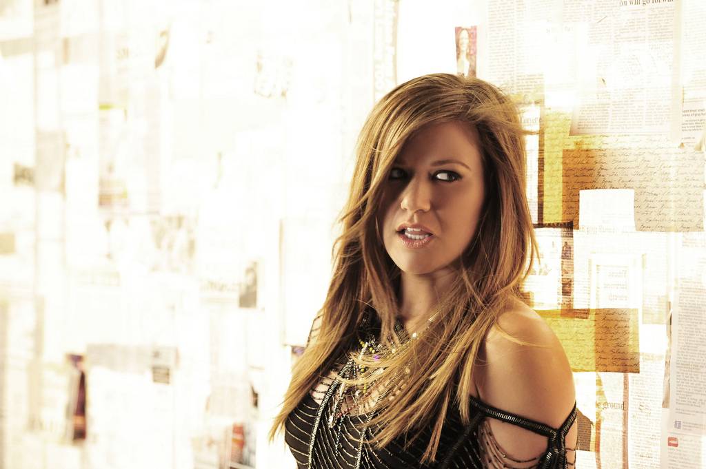 Kelly Clarkson - Mr. Know It All  มา แล้ว MV