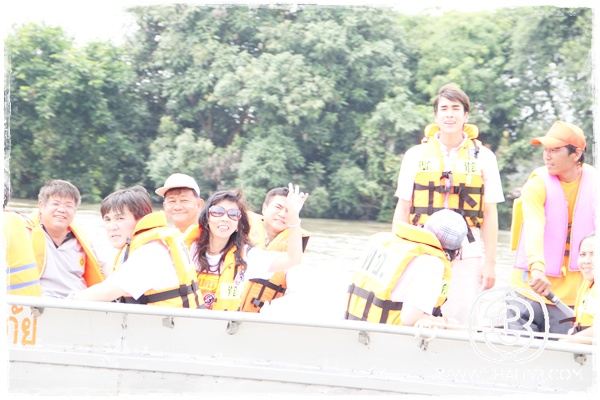 "ณเดชน์"เคลียร์คิวละคร ลงพื้นที่ช่วยผู้ประสบอุทกภัย อ.บ้านหมี่ จ.ลพบุรี