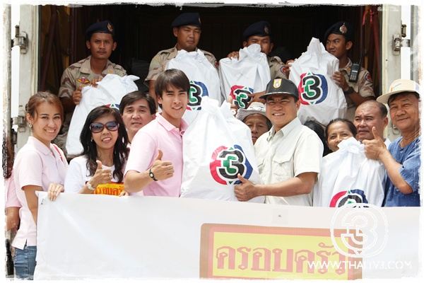 "ณเดชน์"เคลียร์คิวละคร ลงพื้นที่ช่วยผู้ประสบอุทกภัย อ.บ้านหมี่ จ.ลพบุรี