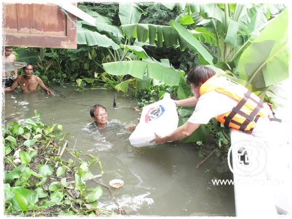 "ณเดชน์"เคลียร์คิวละคร ลงพื้นที่ช่วยผู้ประสบอุทกภัย อ.บ้านหมี่ จ.ลพบุรี