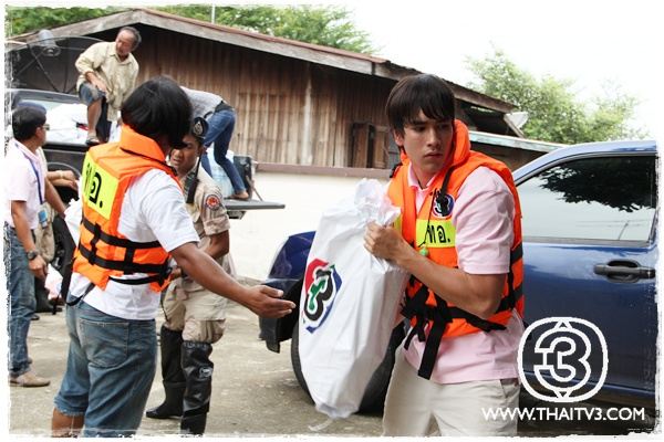 "ณเดชน์"เคลียร์คิวละคร ลงพื้นที่ช่วยผู้ประสบอุทกภัย อ.บ้านหมี่ จ.ลพบุรี