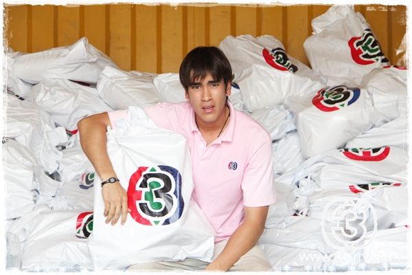 "ณเดชน์"เคลียร์คิวละคร ลงพื้นที่ช่วยผู้ประสบอุทกภัย อ.บ้านหมี่ จ.ลพบุรี