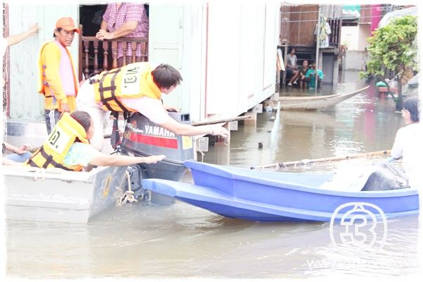 "ณเดชน์"เคลียร์คิวละคร ลงพื้นที่ช่วยผู้ประสบอุทกภัย อ.บ้านหมี่ จ.ลพบุรี