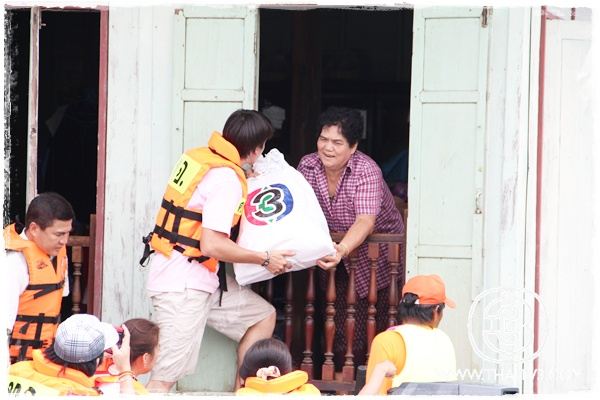 "ณเดชน์"เคลียร์คิวละคร ลงพื้นที่ช่วยผู้ประสบอุทกภัย อ.บ้านหมี่ จ.ลพบุรี