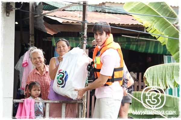 "ณเดชน์"เคลียร์คิวละคร ลงพื้นที่ช่วยผู้ประสบอุทกภัย อ.บ้านหมี่ จ.ลพบุรี