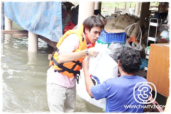 "ณเดชน์"เคลียร์คิวละคร ลงพื้นที่ช่วยผู้ประสบอุทกภัย อ.บ้านหมี่ จ.ลพบุรี