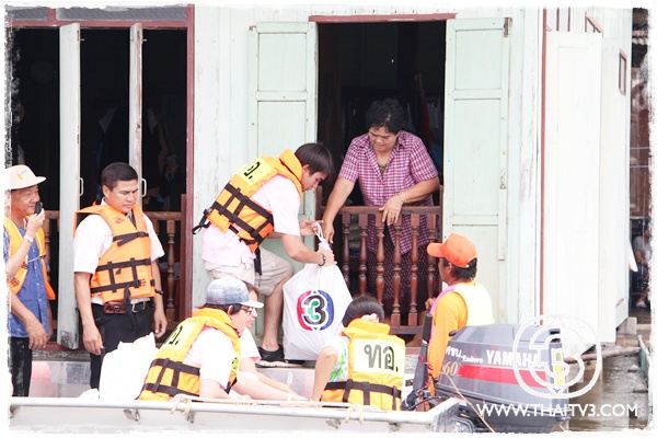 "ณเดชน์"เคลียร์คิวละคร ลงพื้นที่ช่วยผู้ประสบอุทกภัย อ.บ้านหมี่ จ.ลพบุรี