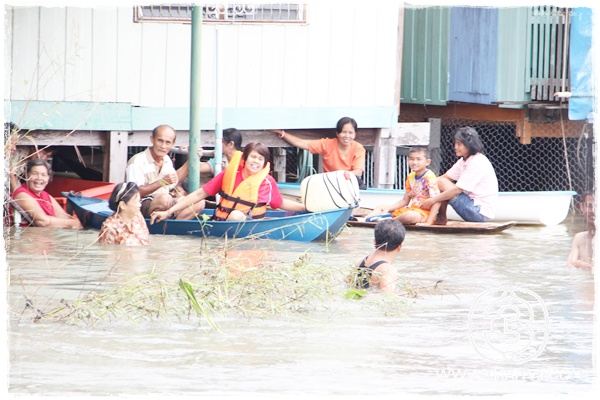 "ณเดชน์"เคลียร์คิวละคร ลงพื้นที่ช่วยผู้ประสบอุทกภัย อ.บ้านหมี่ จ.ลพบุรี