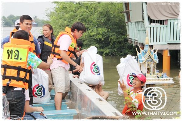 "ณเดชน์"เคลียร์คิวละคร ลงพื้นที่ช่วยผู้ประสบอุทกภัย อ.บ้านหมี่ จ.ลพบุรี