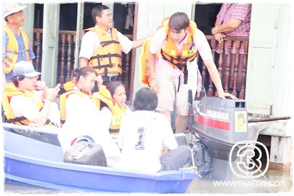 "ณเดชน์"เคลียร์คิวละคร ลงพื้นที่ช่วยผู้ประสบอุทกภัย อ.บ้านหมี่ จ.ลพบุรี