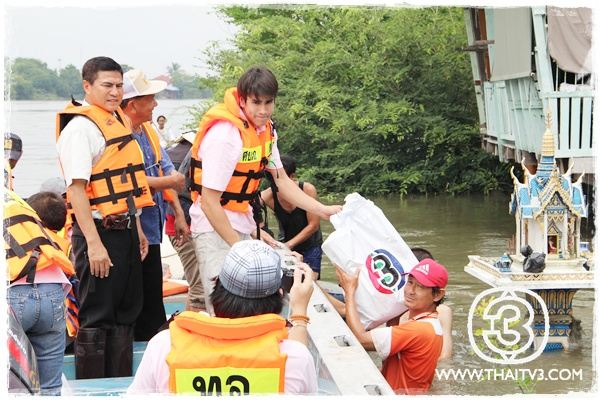 "ณเดชน์"เคลียร์คิวละคร ลงพื้นที่ช่วยผู้ประสบอุทกภัย อ.บ้านหมี่ จ.ลพบุรี