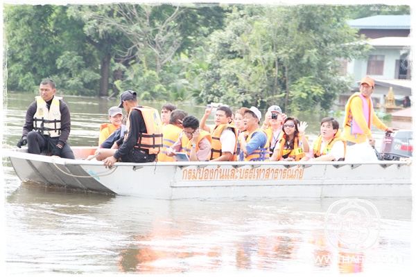 "ณเดชน์"เคลียร์คิวละคร ลงพื้นที่ช่วยผู้ประสบอุทกภัย อ.บ้านหมี่ จ.ลพบุรี