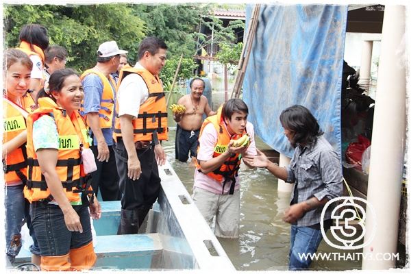 "ณเดชน์"เคลียร์คิวละคร ลงพื้นที่ช่วยผู้ประสบอุทกภัย อ.บ้านหมี่ จ.ลพบุรี
