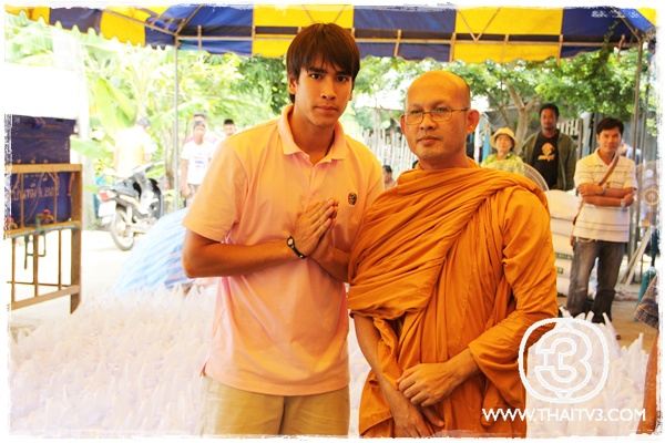 "ณเดชน์"เคลียร์คิวละคร ลงพื้นที่ช่วยผู้ประสบอุทกภัย อ.บ้านหมี่ จ.ลพบุรี