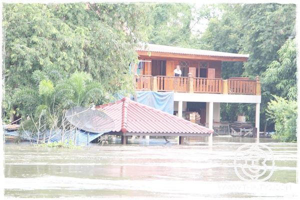 "ณเดชน์"เคลียร์คิวละคร ลงพื้นที่ช่วยผู้ประสบอุทกภัย อ.บ้านหมี่ จ.ลพบุรี