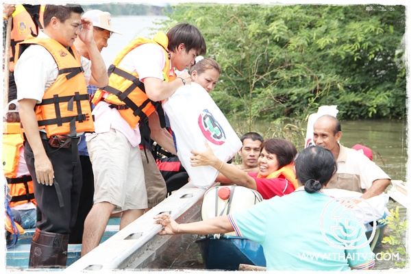 "ณเดชน์"เคลียร์คิวละคร ลงพื้นที่ช่วยผู้ประสบอุทกภัย อ.บ้านหมี่ จ.ลพบุรี