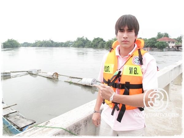 "ณเดชน์"เคลียร์คิวละคร ลงพื้นที่ช่วยผู้ประสบอุทกภัย อ.บ้านหมี่ จ.ลพบุรี