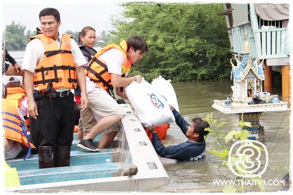 "ณเดชน์"เคลียร์คิวละคร ลงพื้นที่ช่วยผู้ประสบอุทกภัย อ.บ้านหมี่ จ.ลพบุรี