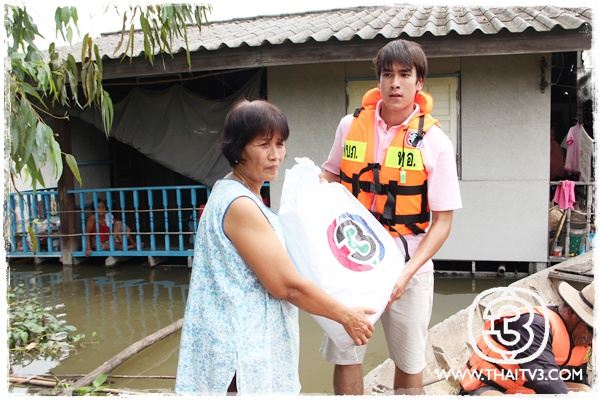 "ณเดชน์"เคลียร์คิวละคร ลงพื้นที่ช่วยผู้ประสบอุทกภัย อ.บ้านหมี่ จ.ลพบุรี