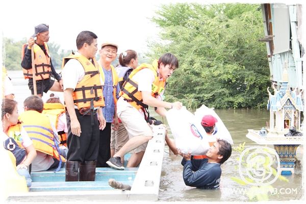 "ณเดชน์"เคลียร์คิวละคร ลงพื้นที่ช่วยผู้ประสบอุทกภัย อ.บ้านหมี่ จ.ลพบุรี
