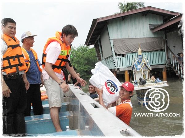 "ณเดชน์"เคลียร์คิวละคร ลงพื้นที่ช่วยผู้ประสบอุทกภัย อ.บ้านหมี่ จ.ลพบุรี