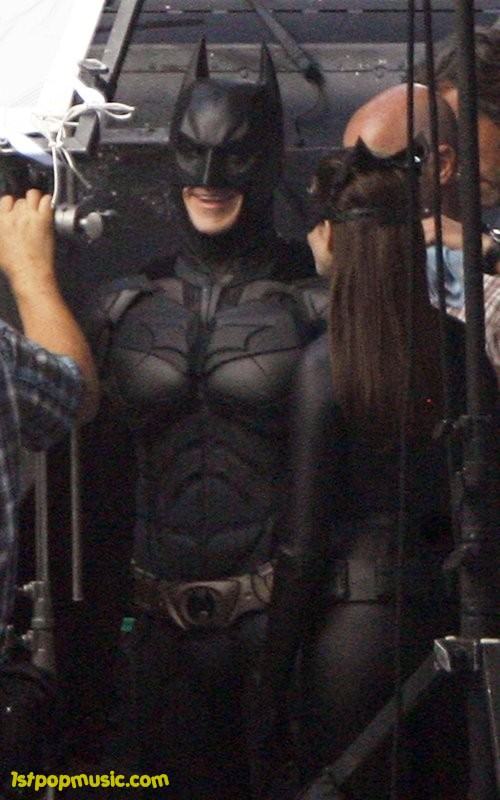 Anne Hathaway กับชุด Catwoman ในกองถ่ายหนัง The Dark Knight Rises