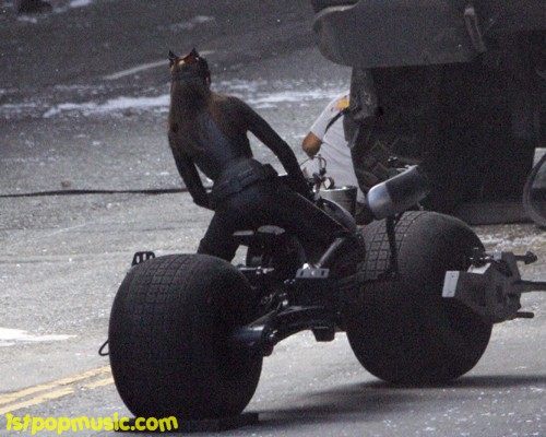 Anne Hathaway กับชุด Catwoman ในกองถ่ายหนัง The Dark Knight Rises