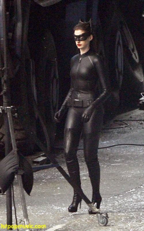 Anne Hathaway กับชุด Catwoman ในกองถ่ายหนัง The Dark Knight Rises