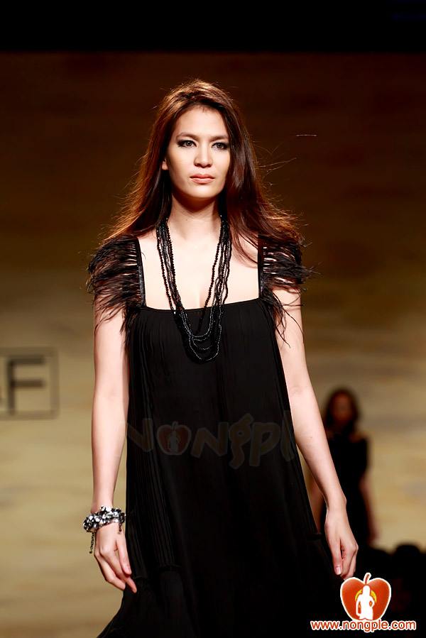 ชมพู่ อารยา ในงานเดินแบบออทัม วินเทอร์ 2011ภาพสวยๆชัดๆ