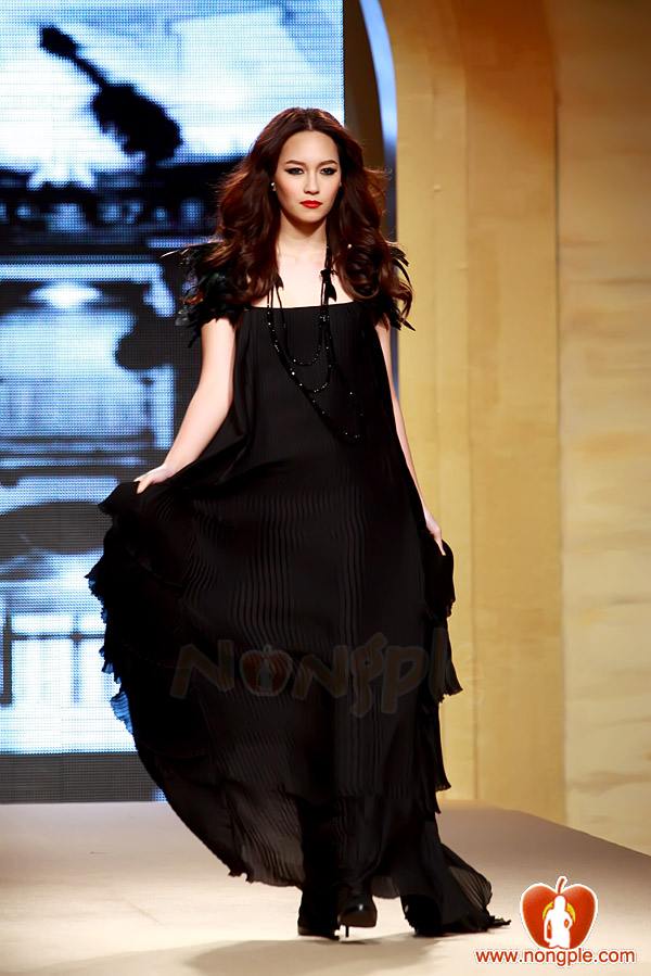 ชมพู่ อารยา ในงานเดินแบบออทัม วินเทอร์ 2011ภาพสวยๆชัดๆ