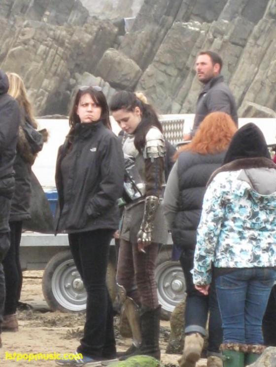 Kristen Stewart ในกองถ่ายหนัง “Snow White and the Huntsman”