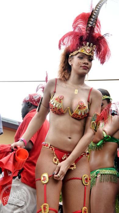 Rihanna​ กลับถิ่นระเบิดความ X ที่งาน Kadoomant Day Parade!