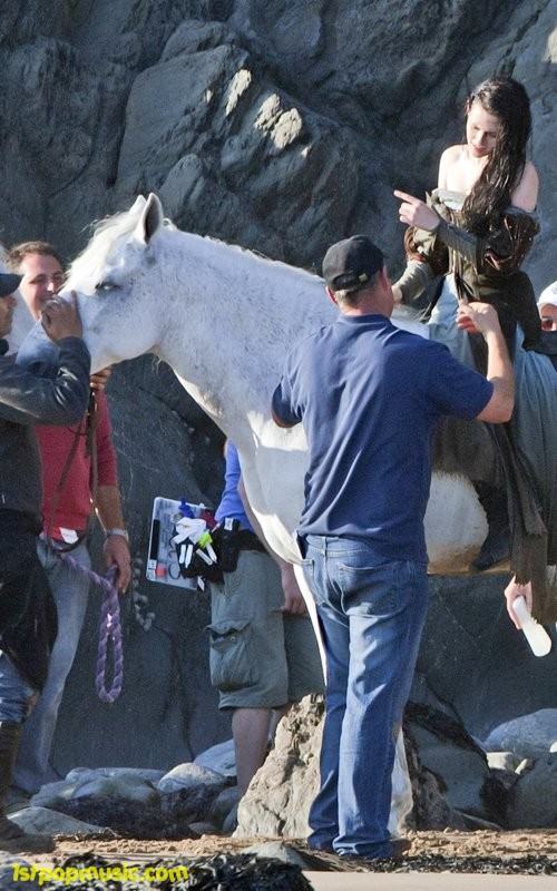 Kristen Stewart ในชุดเปิดไหล่สุดกว้าง!!! ในกองถ่ายหนัง Snow White