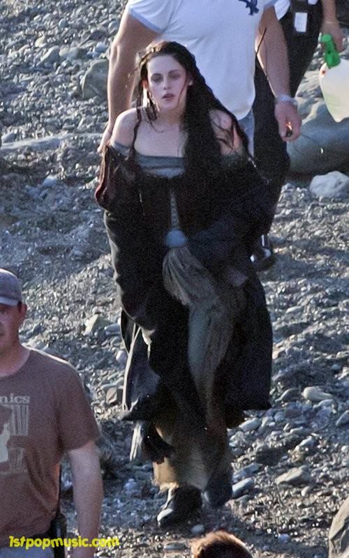Kristen Stewart ในชุดเปิดไหล่สุดกว้าง!!! ในกองถ่ายหนัง Snow White