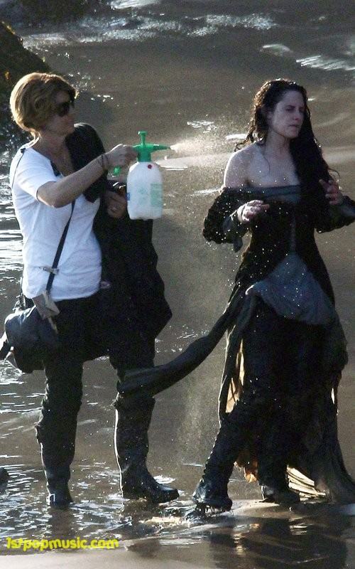 Kristen Stewart ในชุดเปิดไหล่สุดกว้าง!!! ในกองถ่ายหนัง Snow White